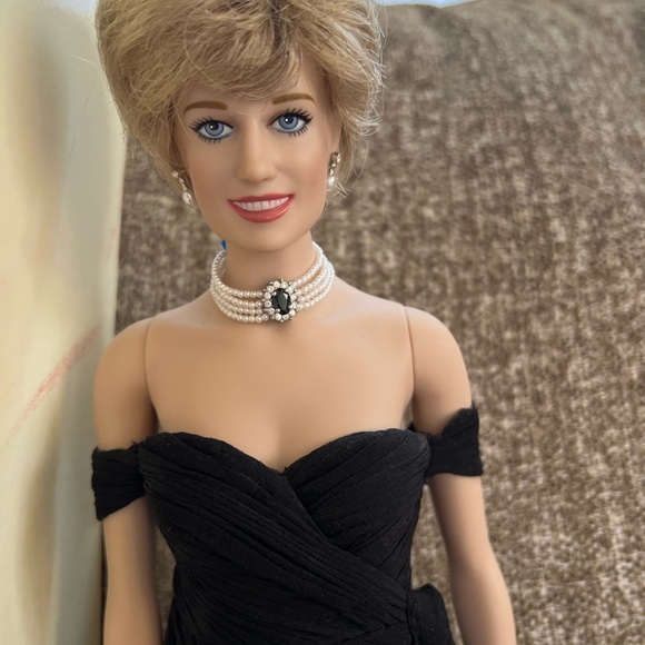 The Franklin Mint—Diana, Princess of Glamour 
Limited Edition Portrait Doll - Picture 2 of 9